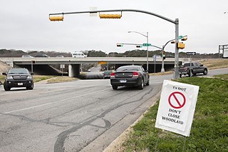 Residents oppose a TxDOT proposal that would close east-west vehicle access on Woodland Avenue at I-35.