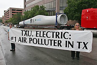 Rain wasn’t the only thing disrupting a media event held by Dallas-based megautility TXU near the Capitol Monday. TXU intended to bolster its green image by marveling onlookers with a 120-foot-long windmill blade, but demonstrators were on hand expressing their opposition to TXU’s coal-burning exploits. Spokeswoman Sophia Stoller said TXU is the state’s largest wind-power buyer, announced TXU will double its green energy caches by 2011, and touted two new optional renewable-energy plans for customers. But Neil Carman of the Lone Star Sierra Club pointed out that TXU was the largest industrial smog and ozone polluter in the state in 2004 and 2005 and that its 11 proposed coal power plants would emit 78 million tons of C02 per year – nine times more than its windmills could offset. Carman said TXU’s wind-purchasing stats, as well as oft-repeated 20% overall emissions reduction claims, were each simply results of minimal compliance with state laws. “While we’re glad they’re buying wind, TXU’s single blade here is emblematic of their half-hearted attempt to clean the air, while actually making it worse,” said Public Citizen’s Tom “Smitty” Smith, explaining how pollution from TXU’s planned coal build-out threatens to push Austin’s marginal air quality into federal violation. – <i>Daniel Mottola</i>