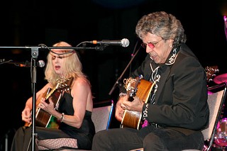 CoCo Carmel (l) and Bobby Whitlock