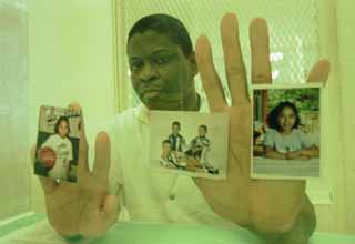  Rodney Reed holding photos of his children