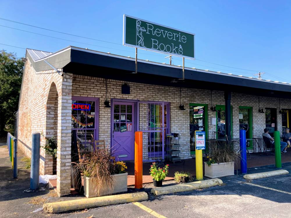 Reverie Books opens a new chapter for the community as the local South Austin queer-owned bookstore celebrates its grand opening – Qmmunity