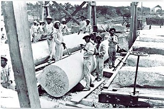 Leased prisoners working on granite columns for the Texas Capitol