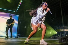 H.E.R. Schools Austin Fans in Music History and Instrumental Mastery During Stunning Moody Amphitheater Show