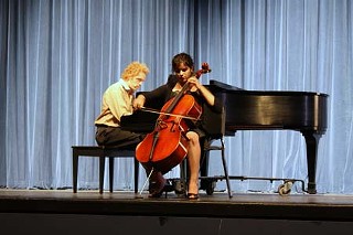 Cellist Laura Andrade