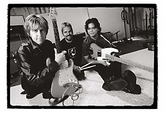 Maddox (center) flanked by Alien Love Child members Eric Johnson (l) and Chris Maresh (r)