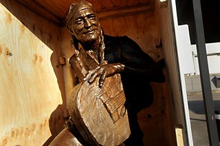 Hotbox: Uncrating the Willie Nelson statue