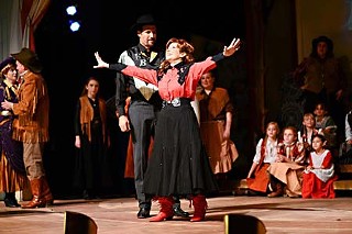 Wouldn't trade it for a sack of gold: Patty Rowell as Annie Oakley in the Palace Theatre's <i>Annie Get Your Gun</i>