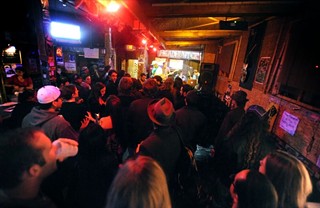 Occupare Austin in possesso di un evento di beneficenza, rOCkCUPY Austin, a Headhunters il 30 novembre 2011.