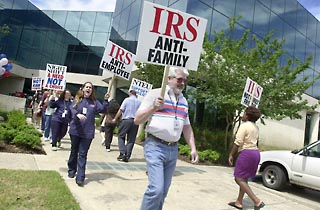 On June 4, Austin members of the National Treasury Employers Union (Chapter 247) held an informational picket outside Internal Revenue Services facilities in South Austin. The NTEU opposes management's planned elimination of the Automated Collections System night shift, scheduled for July. IRS management says the change is necessary for service; the NTEU calls it a violation of labor-management agreements and unnecessarily disruptive of employees' lives.