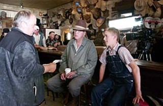Tim McCanlies with Michael Caine and Haley Joel Osment on the set of <i>Seconhand Lions</i>