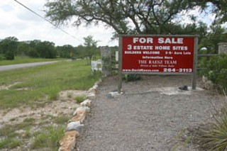 This sign along Hamilton Pool Road confirms some
views that growth is inevitable in western Travis Co.,
but this particular For Sale sign promises a more
palatable low-low-density development of a few
homes on large tracts.