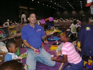 Austin Mayor Will Wynn rolled up his sleeves and got
personally involved in helping evacuees housed at the
Austin Convention Center, doing everything from
washing laundry and entertaining childern (above) to
more official duties.