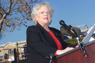 Comptroller Carole Keeton Strayhorn made it official Monday – she's running for governor, and she's doing it as an independent. See <a href=http://http://www.austinchronicle.com/issues/dispatch/2006-01-06/pols_feature2.html><b>Strayhorn Leaves GOP Primary and Goes Indie</b></a>. Strayhorn's impending run against Perry, and fellow indie Kinky Friedman, is one of our Top 10 state stories of 2005; see <a href=http://www.austinchronicle.com/issues/dispatch/2006-01-06/pols_roundup3.html><b>Tom DeLay to Todd Baxter</b></a>.