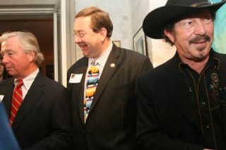 Kinky mixes with the well-to-do crowd of supporters
– including, at left, famed attorney Dick DeGuerin
– at a gala fundraiser in January hosted by Houston
socialite/philanthropist Carolyn Farb at her River Oaks
home. The event raised nearly $150,000 for Kinky's war
chest.