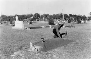 Maintenance work at Oakwood Cemetery, December 1938<br>Photo: Pica 03145 Austin History Center