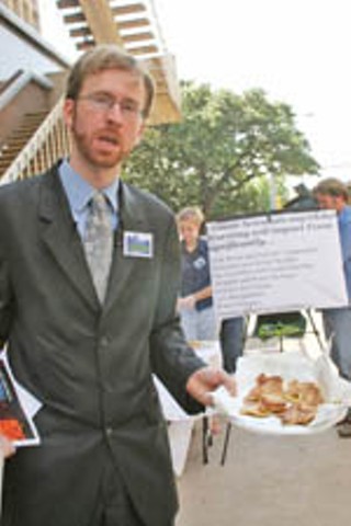 Luke Metzger of Environment Texas serves up French
toast to people entering and leaving the Federal Building
Downtown to illustrate that Texas is in the frying pan
when it comes to global warming. A recent report claims
that Texas will suffer dire effects if global warming
continues.