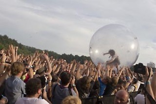 Flaming Pie: Lead Lip Wayne Coyne goes for a Lollapalooza stroll