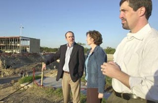 Going vertical: Viewing construction progress at Mueller
are Catellus’
Matt Whelan (l), City Project Manager Pam Hefner, and
Jim Walker of the
Mueller Neighborhoods Coalition. Crafting Mueller
required a consensus
vision among the trio of major parties (and the dozens of
people) they
represent – the developers, the city, and the public.