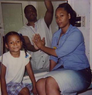 Kenneth Foster with his girlfriend, Nicole Johnson, and their daughter, Nydesha, during a 2001 visit to Texas death row
<br>Photo courtesy of the Foster family