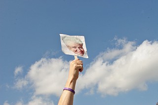 Gov. Ann Richards seems to approve of the festivities held in her honor last week as city officials and Richards' family and friends gathered on the Congress Avenue bridge to officially rename the bridge after the late governor.