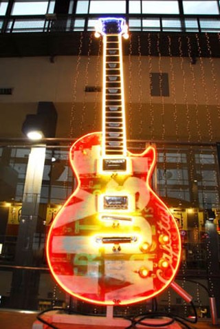 The <i>Live Wire</i> guitar by artist Evan Voyles raised $19,000 for the Gibson GuitarTown Project auction, benefiting multiple local charities.