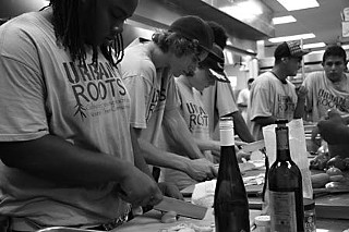 Cutting in cooking class: (l-r) Steve Young, Will Fleshman, Vivian Alston, Paul Mendoza, Raymundo Peña