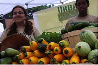 Rachel Silberman and Araesheon Foley selling squash at the farmer's market