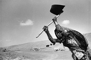 <i>Worker on the canal construction site, Rajasthan, India,</i> 1989
