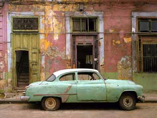 In <i>Havana</i>, Robert Polidori captures the extravagant decrepitude that contemporary Havana has become.