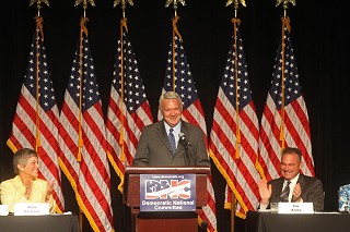Mayor Lee Leffingwell welcomes the crowd at last week's Democratic National Committee meeting in Austin.
