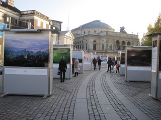 An exhibition of 100 places to Remember Before They Disappear draws Copenhageners to see compelling photos of places around the world threatened by climate change. See it online at <b><a href=http://www.100places.com/>www.100places.com</a></b>.
